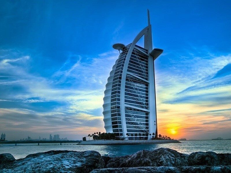 Burj Al Arab là kiến trúc hình cánh buồm nổi bật giữa bờ biển